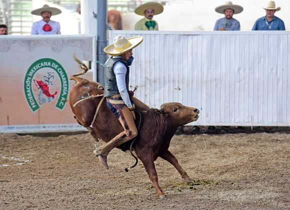 Jorge Eduardo Antonio Vásquez aguantó reparos del toro en su competencia de charros completos categoría Juvenil