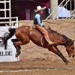 Jonathan González Rodríguez completando la jineteada de yegua de 20 buenos para Potrillos RG2