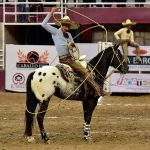 Horacio González ejecutando un resorte sostenido cubriendo el anca de la cabalgadura, durante la terna de Puente de Camotlán