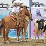 Eliseo Loera Hernández acertando el lazo cabecero durante la terna de El Rayito "Rojo"