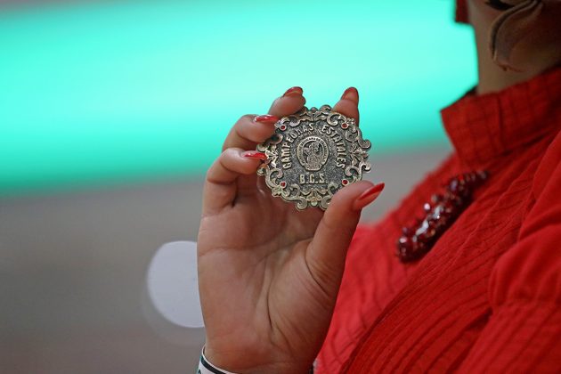 Las escaramuzas campeonas estatales reciben estos camafeos conmemorativos