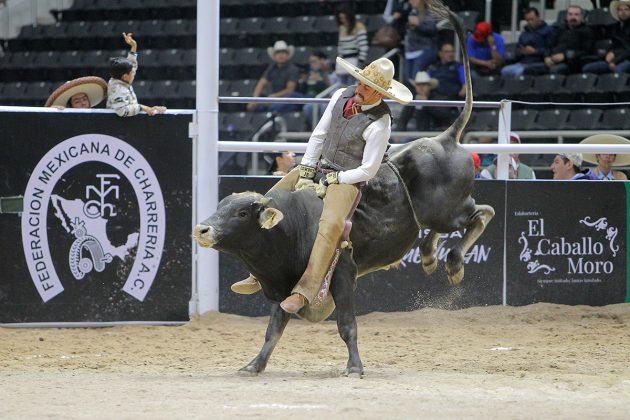 Una destacada monta de toro realizó Ernesto Cabral Acuña, para Casa Bajío de Zacatecas