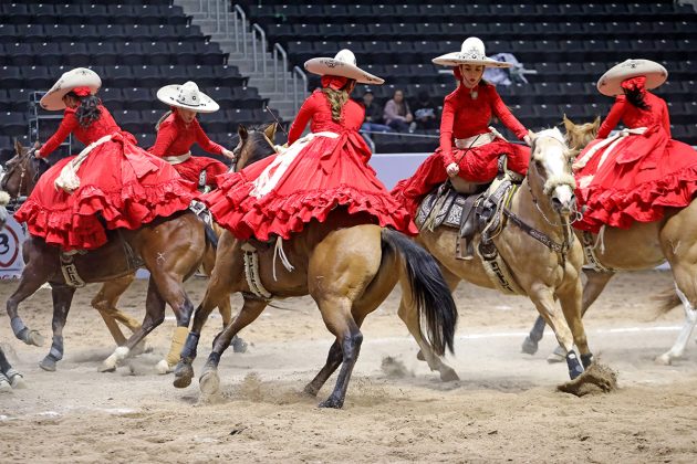 Buena participación en la competencia nocturna tuvo la escaramuza jalisciense Cihualpilli