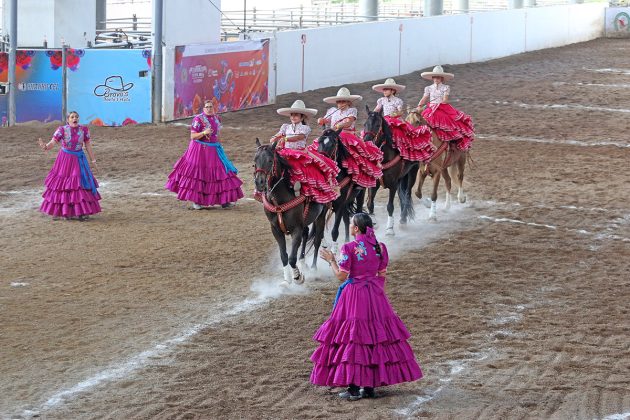 Las pequeñas de la escaramuza Corazón Charro Dientes de Leche en la ejecución de su rutina