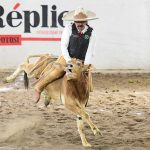 Buena la jineteada de toro que pegó Francisco Javier Velázquez Román de los Charros de La Guadalupana