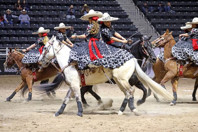 Reencuentro de Chihuahua cabalga hacia las semifinales de las escaramuzas al ubicarse en el subliderato femenil