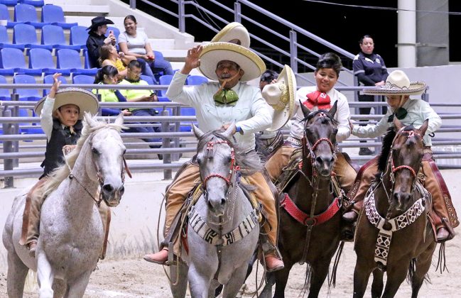 Los integrantes de la Escuela de Charrería de California agradeciendo a los aficionados que les apoyaron en su competencia nocturna