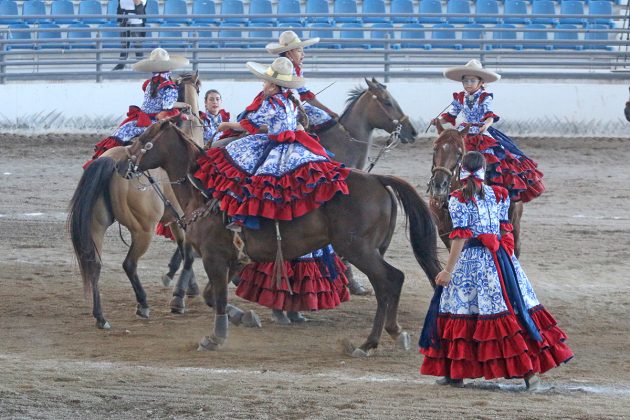 Muy buena la presentación de las pequeñitas jaliscienses de la escaramuza Rancho El Herradero Dientes de Leche