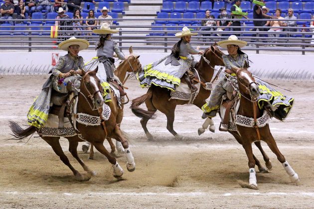 Las damas queretanas de la escaramuza Rancho El Pitayo gritan en el ejercicio denominado "Espuelas"