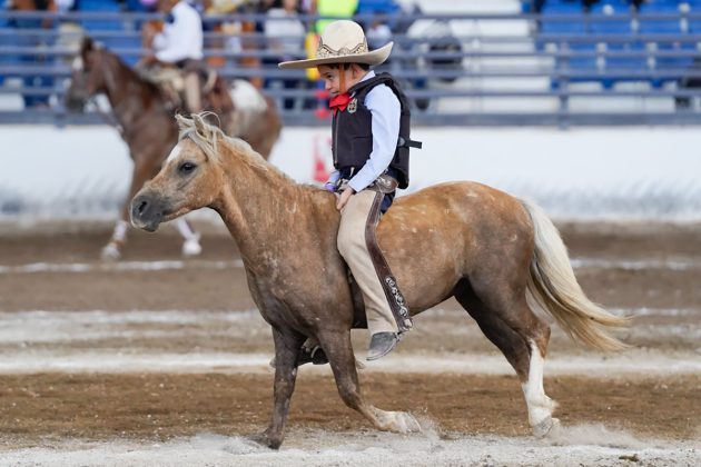 Tierna la estampa del jineteo de yegua que consiguió Santiago Rafael Rivera Villalpando, de Rancho Rivera