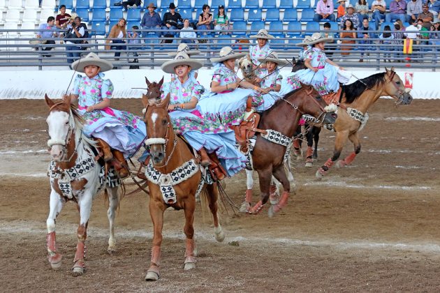 Las amazonas guanajuatenses de la escaramuza Rancho La Esperanza Infantil "A" cruzan en un emocionante ejercicio denominado "Las Canicas"