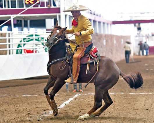 José Antonio Herrera Gutiérrez ejecutando la cala de caballo de 40 puntos para Apaseo JH