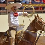 Don Javier Flores Juárez cuajó tres manganas, dos a pie y una a caballo, por los Charros de Matehuala