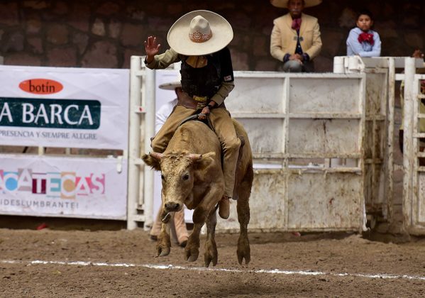 Raúl Ramón Escamilla Ramírez completó el jineteo de toro para Pedregal de Santa Rosa
