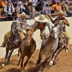 Rodrigo Esqueda Corpus cambiándose de cabalgadura durante el paso de la muerte de Potosina de Charros