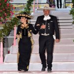 SGM María Isabel I, soberana saliente, entró acompañada por el ingeniero José Antonio Salcedo López, presidente de la Federación Mexicana de Charrería