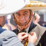 Don Salvador Álvarez Cruz recibiendo la presea Herradura de Oro en la ciudad de México de manos del licenciado Guillermo Mora Brown, Gerente de la Federación