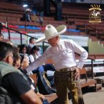 Edgar Salvador Morales Olvera el afamado “Jarocho”, de 76 años, saluda a la Reina Nacional de Mayores, Rosita I