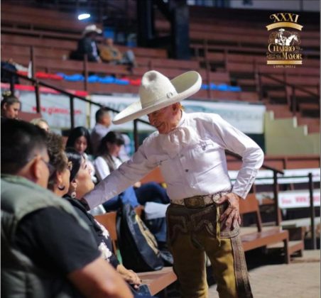 Edgar Salvador Morales Olvera el afamado “Jarocho”, de 76 años, saluda a la Reina Nacional de Mayores, Rosita I