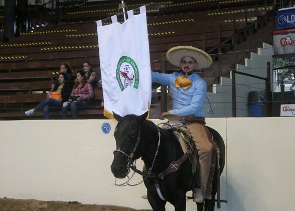 Juan Pablo Rodríguez portó el estandarte de la Federación Mexicana de Charrería en esta primera competencia del Nacional Charro Mayor 2022