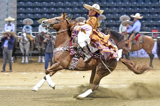 Por la escaramuza Charra de Monterrey presentaron puntas las amazonas Tamara Elizondo y Roberta Ramón, consiguiendo 14 buenos