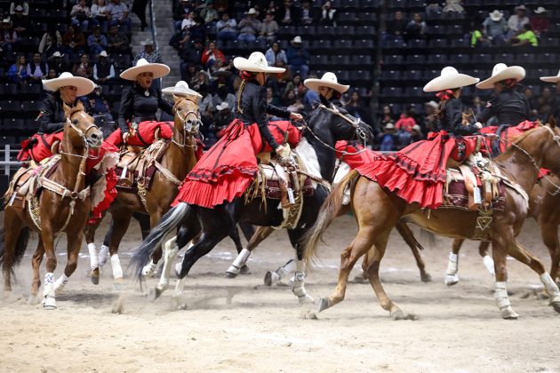 Las mejores damas de la charreada nocturna fueron Coronelas Azules RSJB