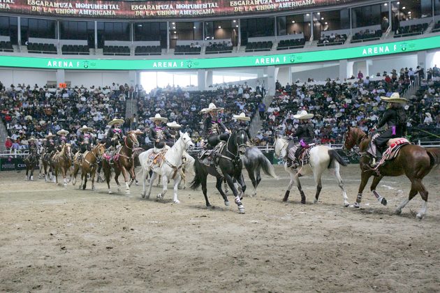 En ejecución la rutina de exhibición de la escaramuza Monumental de los Estados Unidos de América