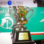 Las copas entregadas a los equipos y escaramuzas en la premiación del torneo charro la noche del domingo en el cierre del Festival Deportivo Ecuestre 2024