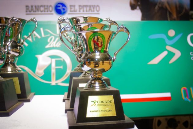 Las copas entregadas a los equipos y escaramuzas en la premiación del torneo charro la noche del domingo en el cierre del Festival Deportivo Ecuestre 2024