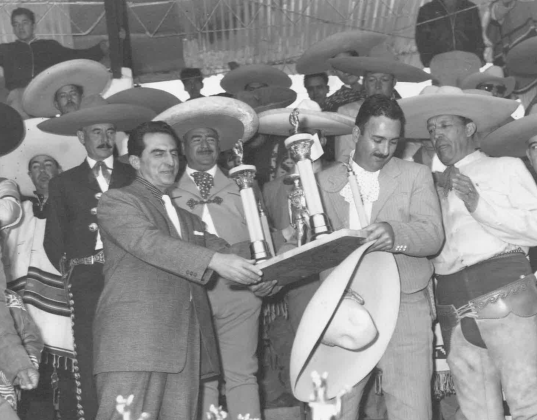 Recibiendo el cetro de manganas en Ciudad Victoria en el Congreso y Campeonato Nacional Charro de 1960