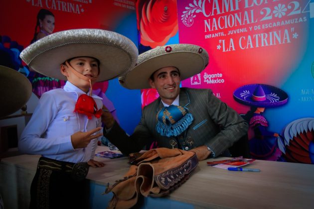 Siempre sonriente José Andrés Aceves Aceves en la firma de autógrafos que se llevó a cabo este viernes en la Arena San Marcos