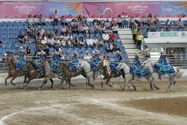 Las Margaritas Infantil "B" ejecutando el abanico, ejercicio denominado "Michoacán"