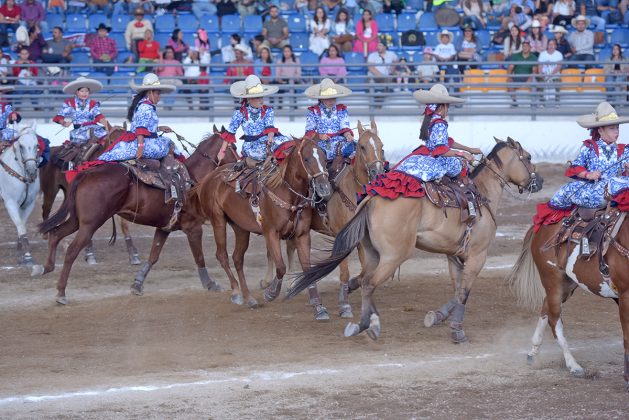 Las pequeñas jaliscienses de Rancho El Herradero cruzando con precisión en el ejercicio "General"