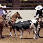 Juan Carlos de Alba González rematando el pial en el ruedo de 25 tantos para los Hermanos Alcalá