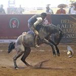 Fuerte lucha a brazo partido entre la yegua y el jinete de Rancho Alegre, Juan Manuel González Arteaga