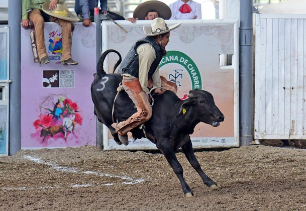 Ricardo Monroy Quezada ejecutó la mejor monta de toro de la competencia para sumar 28 puntos por Rancho Vista Hermosa