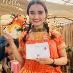 SGM Luisa I sostiene una de las muñecas «Lelé» que se encuentran a la venta