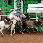Con este lazo cabecero, Saúl Alejandro Franco Hernández cooperó en la terna en el ruedo de Tequila Cuadra