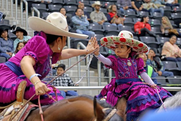 SGM Meli I, reina de las categorías infantiles, lució durante la charreada nocturna acompañando a la escaramuza Villa Oro