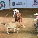 Luis Gerardo Muñoz Ledo Pérez remata el pial en el ruedo para completar la terna de Apaseo El Grande