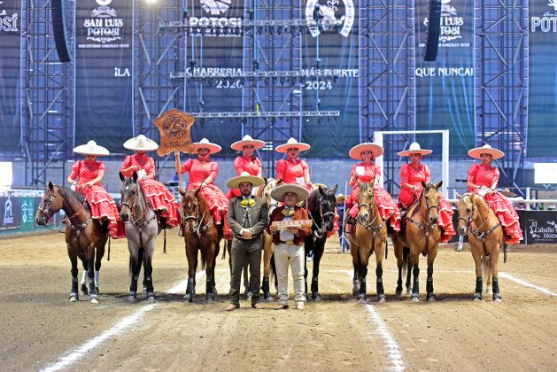 Las Alteñitas "B" de Jalisco recibiendo camafeos y honores como monarcas estatales