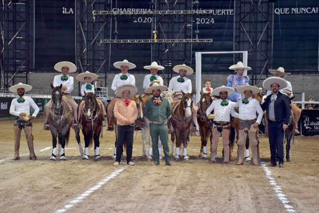 El equipo campeón estatal de Sinaloa, Ganadería 3R "Chanos", recibiendo las hebillas conmemorativas que entrega la Federación Mexicana de Charrería