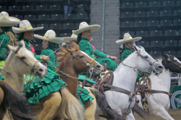 Con mucho valor actuaron las damas jaliscienses de la escaramuza Rancho El Herradero