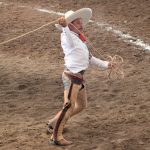 Honorio Olvera Zúñiga brindando una de sus manganas a pie para Ojo de Agua