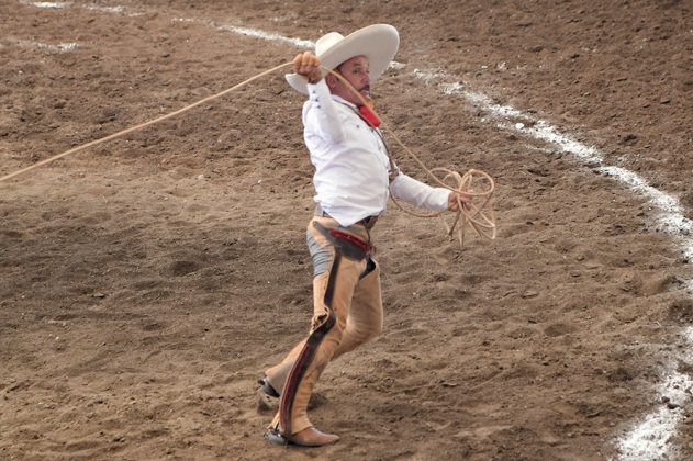 Honorio Olvera Zúñiga brindando una de sus manganas a pie para Ojo de Agua