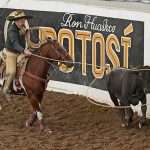 Daniel Jesús Leos Carrillo acertando su lazo cabecero durante la terna en el ruedo de Pedregal de Santa Rosa