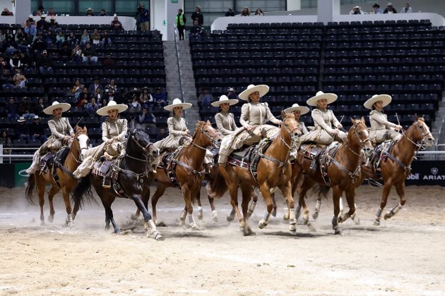 Muy buena presentación nocturna de la escaramuza Sanmarqueña de Aguascalientes