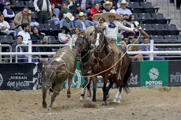 El zurdo Gustavo Cano Rodríguez acertando el lazo cabecero durante la terna de Trareysa de Tamaulipas