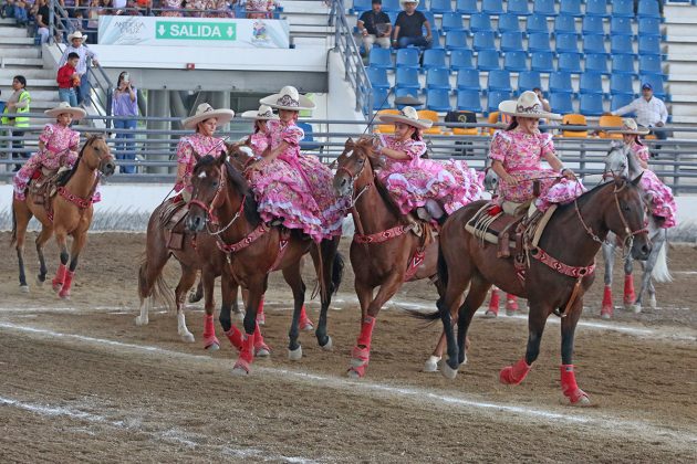 Buen cruce de las pequeñas amazonas que conforman la escaramuza Alteñitas "Menor" de Jalisco, categoría Infantil "A"