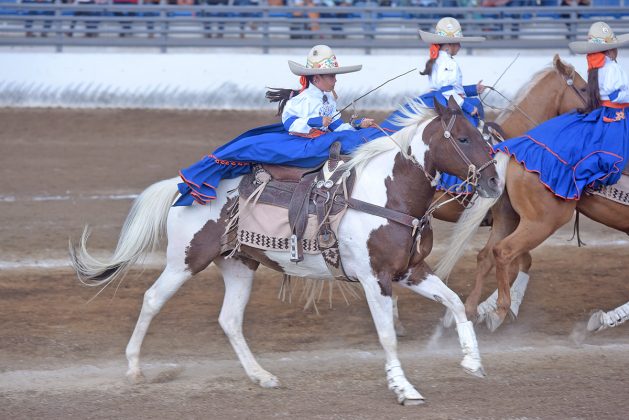 La jornada del martes abrió con la participación de la escaramuza Rancho San Lázaro de Baja California Sur